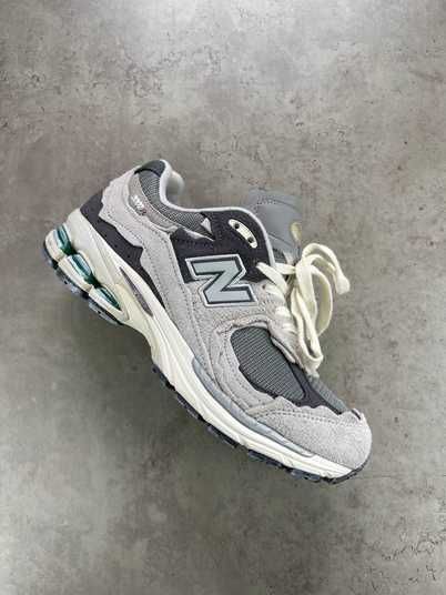 Мужские и женские кроссовки New Balance 2002R Protection Pack Rain